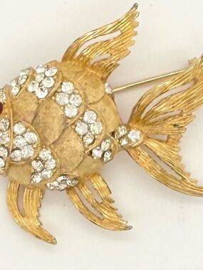 Vintage Schrager Fish Brooch Pin Clear Rhinestones Gold Tone Costume Jewelry